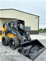 John Deere 318G Mini Pale Gommate