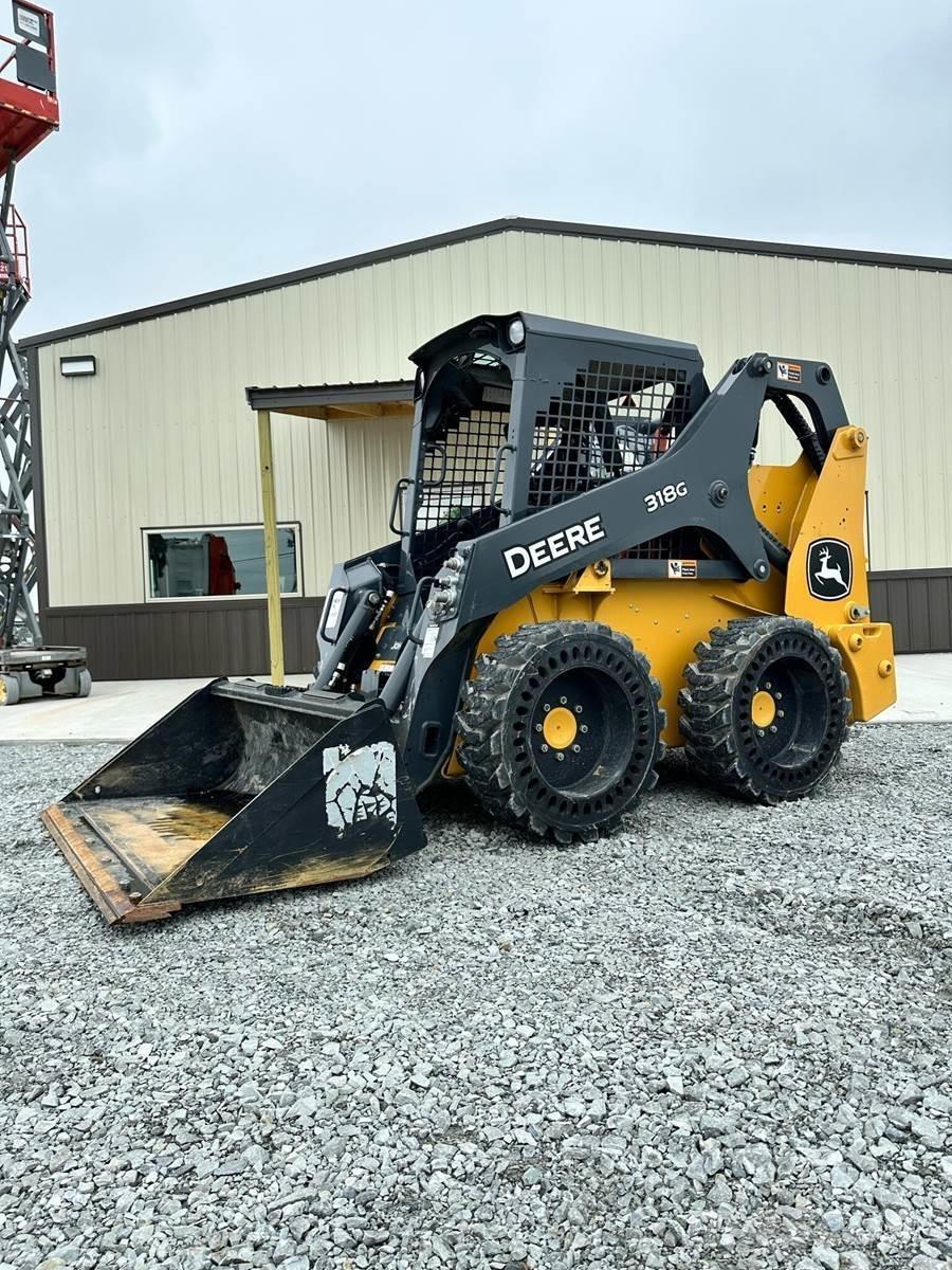 John Deere 318G Mini Pale Gommate
