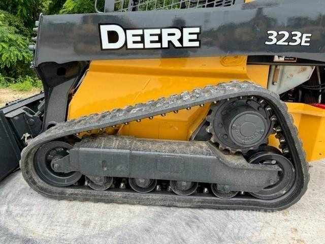 John Deere 323E Mini Pale Gommate