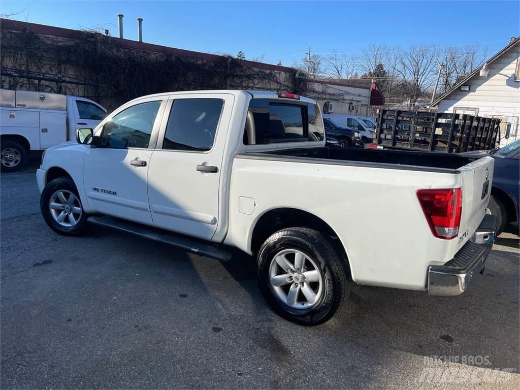 Nissan Titan Pick up/Fiancata ribaltabile