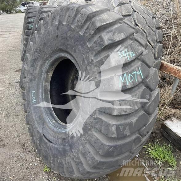 Titan 23.5x25 Pneumatici, ruote e cerchioni