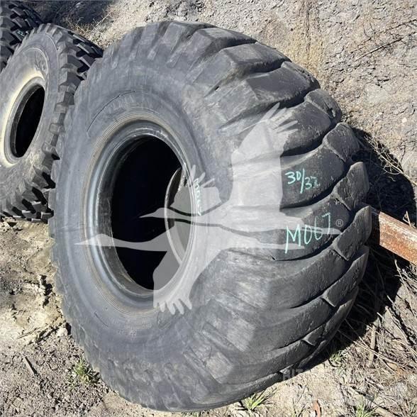 Titan 23.5x25 Pneumatici, ruote e cerchioni