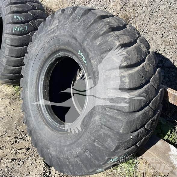 Titan 23.5x25 Pneumatici, ruote e cerchioni