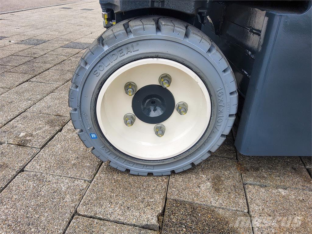 Combilift CBE 3000 Carrello elevatore retrattile a 4 vie