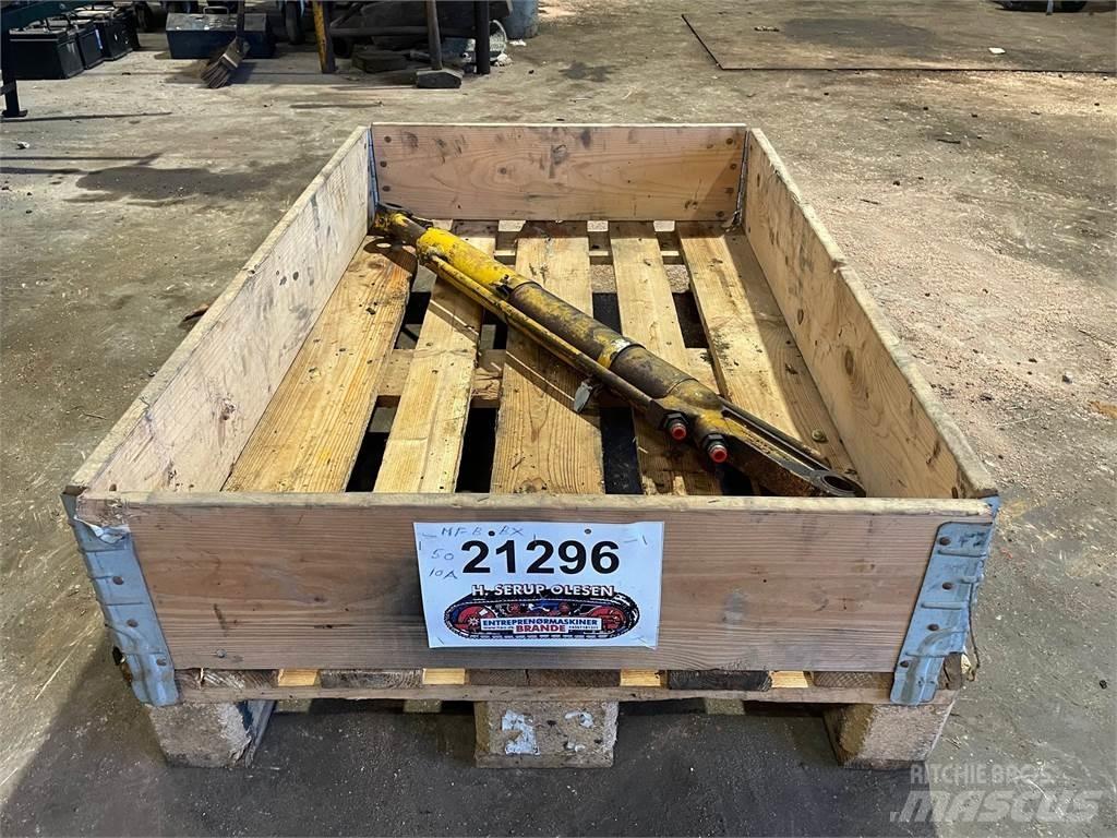  Skovlcylinder ex. MF50BX Componenti idrauliche