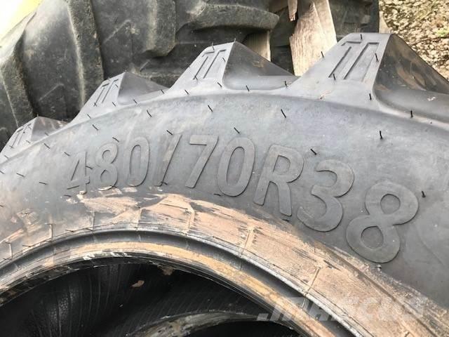  Rear Tyres Pneumatici, ruote e cerchioni