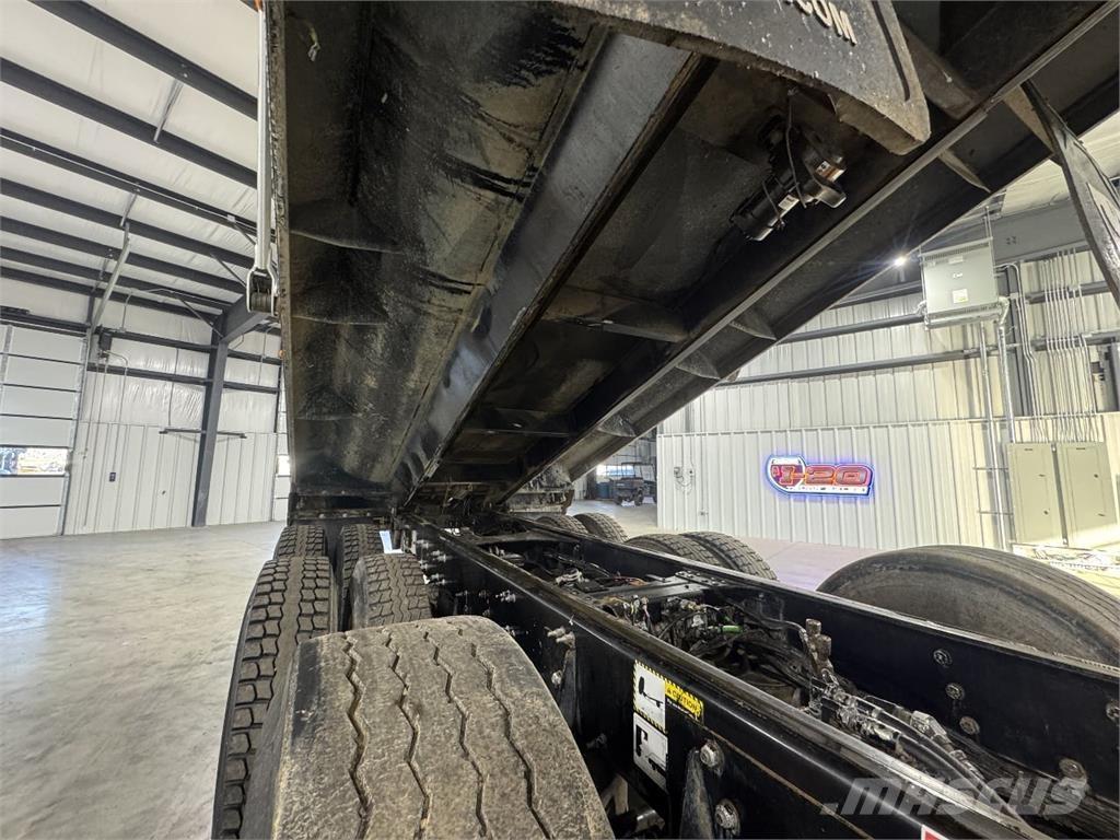 Mack GR64F Camion ribaltabili