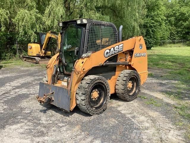 CASE SR240 Mini Pale Gommate
