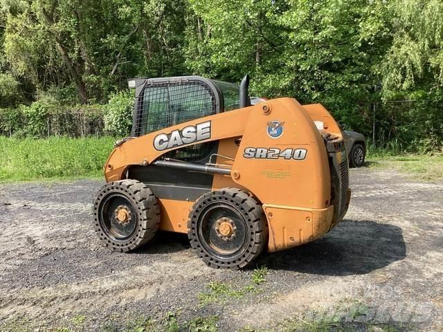 CASE SR240 Mini Pale Gommate
