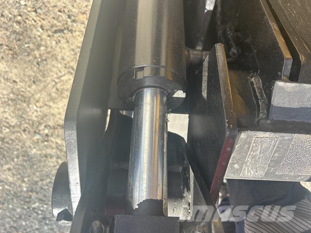 CAT 216B3 Mini Pale Gommate