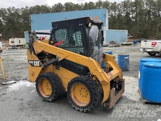 CAT 242D Mini Pale Gommate