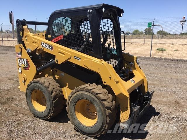 CAT 242D3 Mini Pale Gommate