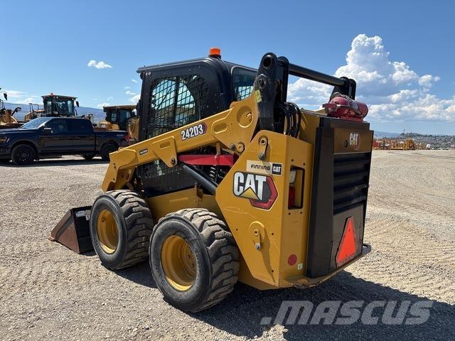 CAT 242D3 Mini Pale Gommate