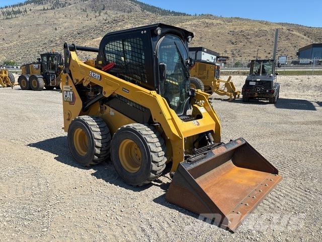 CAT 242D3 Mini Pale Gommate