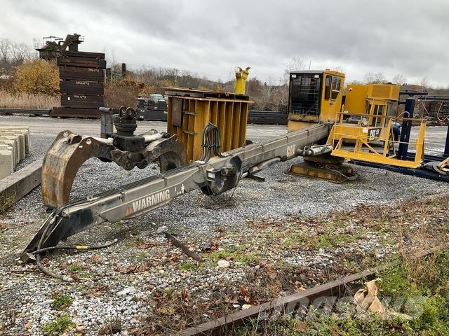 CAT 519 SM Caricatronchi con base su rimorchio