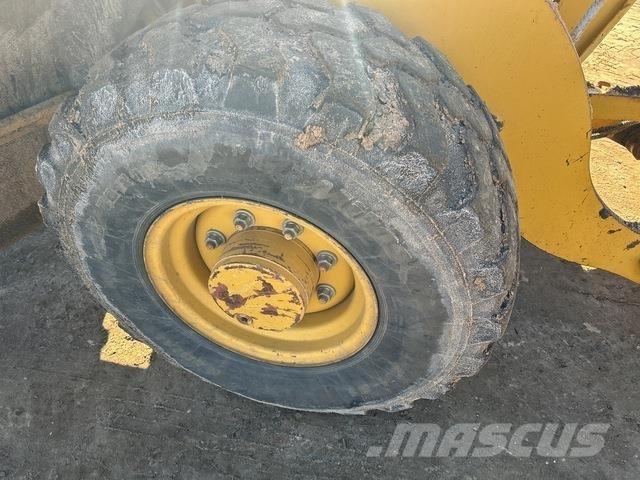 CAT 906H Pale gommate