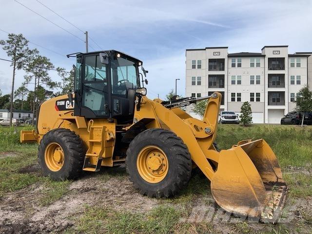 CAT 910M Pale gommate
