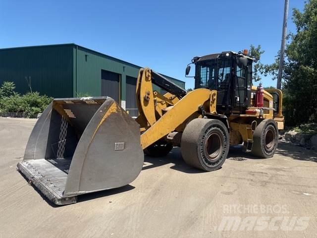 CAT 930K Pale gommate