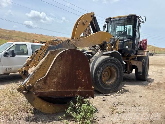 CAT 930M Pale gommate