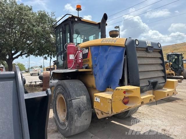 CAT 930M Pale gommate