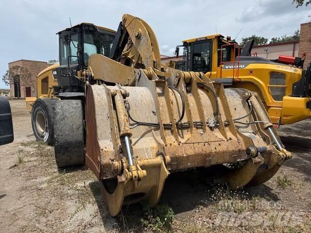 CAT 930M Pale gommate