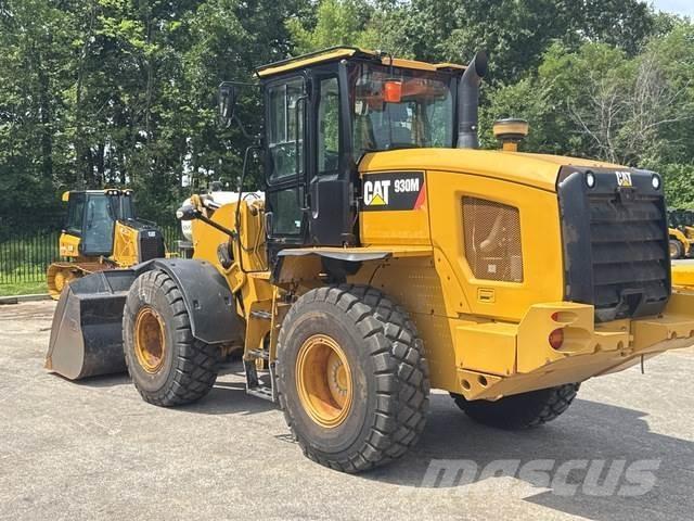 CAT 930M Pale gommate