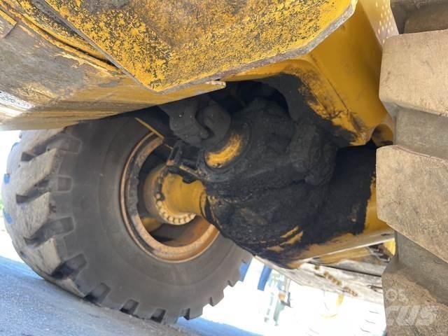 CAT 988G Pale gommate