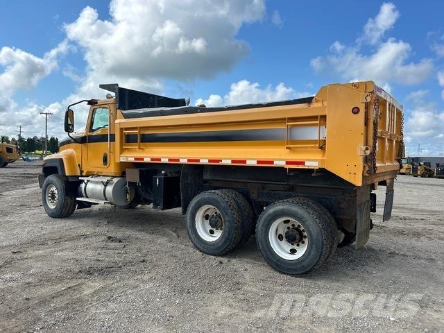 CAT CT681SG Camion ribaltabili