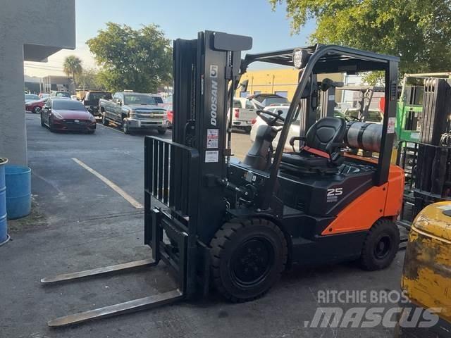 Doosan G25E-7 Costruzioni - Altro