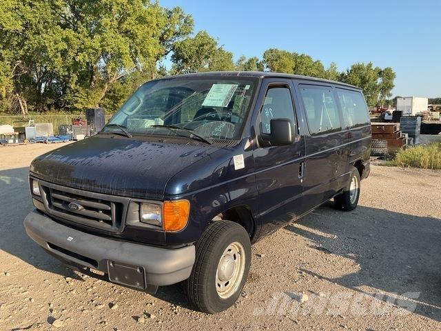 Ford E-150 XL Auto