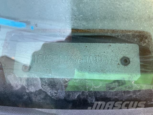 Ford E-150 XL Auto