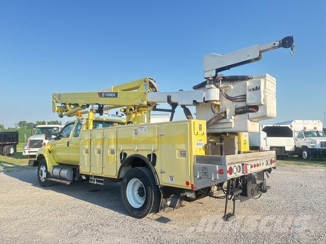 Ford F-750 Piattaforme autocarrate