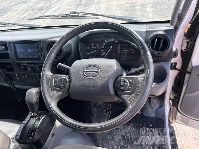 Hino 300 Camion con sponde ribaltabili