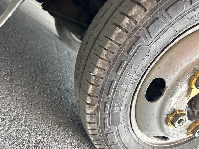 Isuzu NLR Camion con sponde ribaltabili