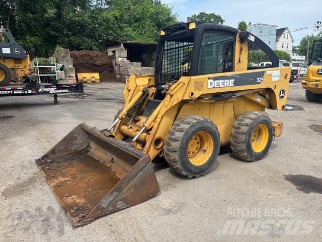 John Deere 325 Mini Pale Gommate