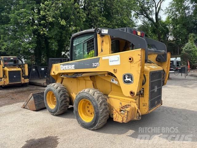 John Deere 325 Mini Pale Gommate