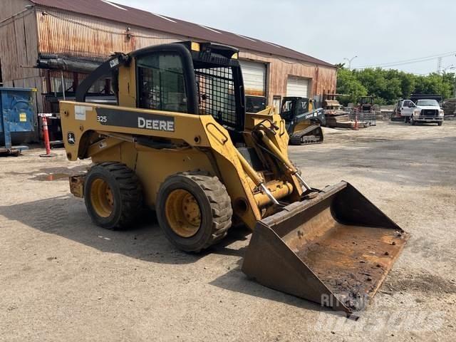 John Deere 325 Mini Pale Gommate