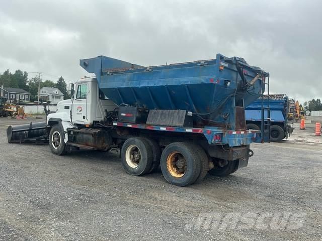 Mack CL713 Lame spazzaneve e aratri
