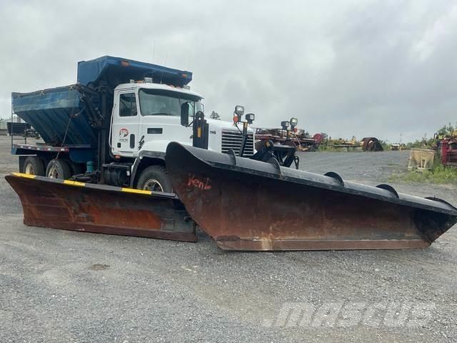 Mack CL713 Lame spazzaneve e aratri