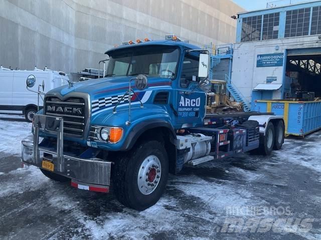 Mack CV713 Camion con cassone scarrabile