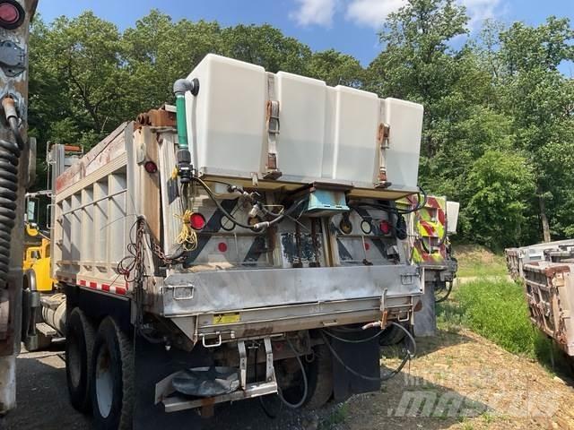 Mack CV713 Lame spazzaneve e aratri