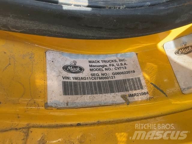 Mack CV713 Lame spazzaneve e aratri