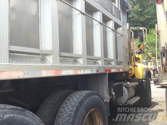 Mack CV713 Spargisabbia e spargisale