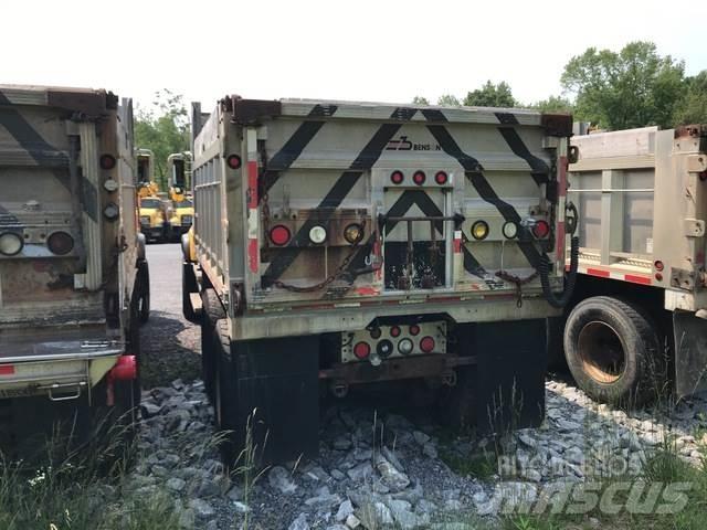 Mack CV713 Spargisabbia e spargisale