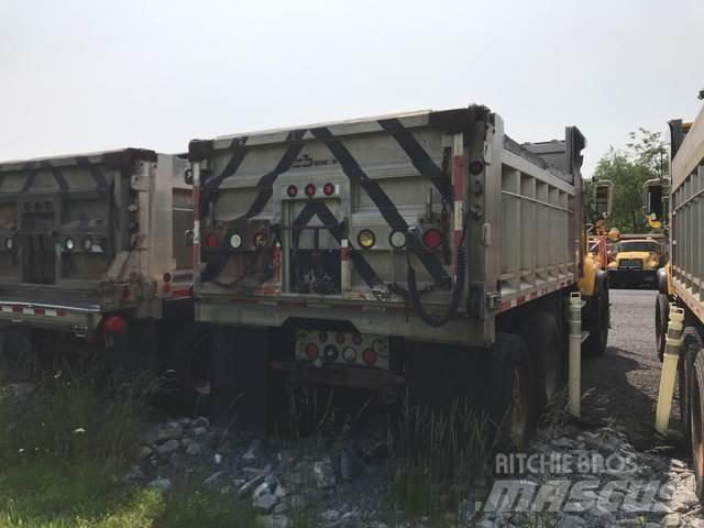 Mack CV713 Spargisabbia e spargisale
