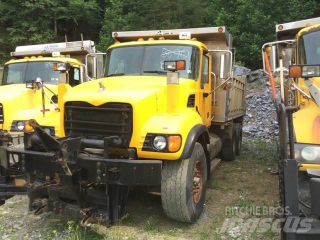 Mack CV713 Spargisabbia e spargisale