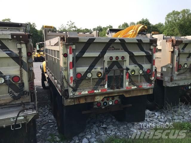 Mack CV713 Spargisabbia e spargisale