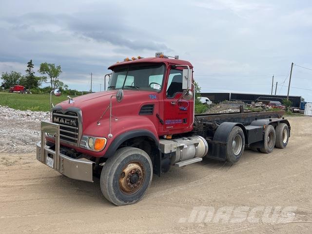 Mack CV713 Camion con cassone scarrabile