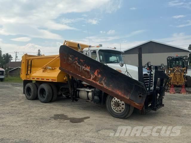 Mack CV713 Lame spazzaneve e aratri