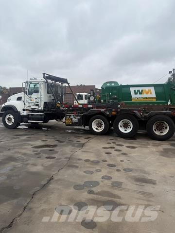 Mack CV713 Camion con cassone scarrabile